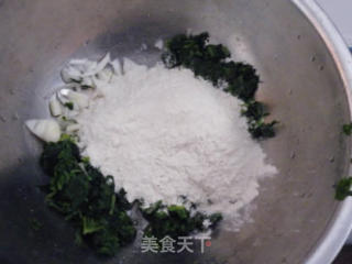 芹菜叶煎饼的做法步骤：2