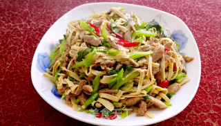 香芹豆皮炒肉丝的做法