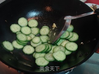 黄瓜炒鸡蛋的做法步骤：2