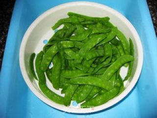素炒荷兰豆的做法步骤：2