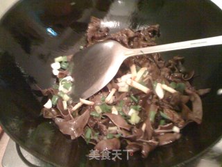 红辣椒炒木耳的做法步骤：2