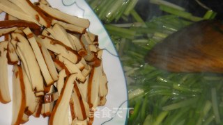 水芹炒香干的做法步骤：3