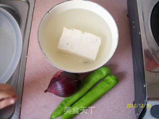 青椒洋葱炒豆腐的做法步骤：2