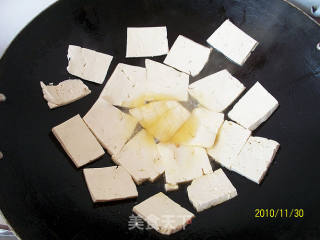 青椒洋葱炒豆腐的做法步骤：2