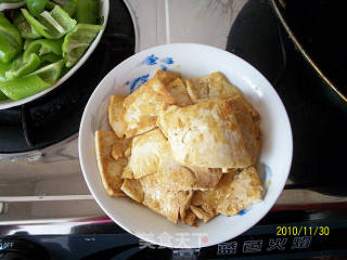 青椒洋葱炒豆腐的做法步骤：2