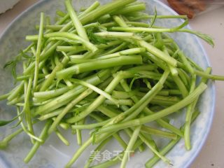 好吃正当时----芦蒿炒香干的做法步骤：2