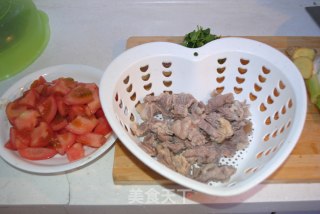 材料简单的健康版西红柿炖牛肉的做法步骤：2