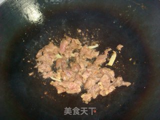 牛肉炒芥兰的做法步骤：2