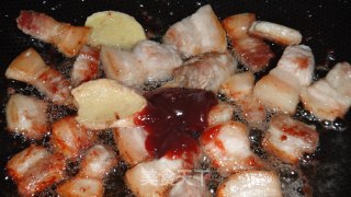 干蕨菜焖肉的做法步骤：2