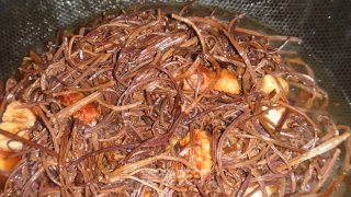 干蕨菜焖肉的做法步骤：2