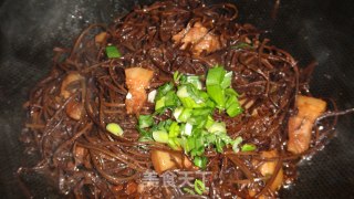 干蕨菜焖肉的做法步骤：2