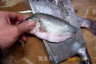 【鲈鱼精典吃法】---《酱爆大葱鲈鱼片》河鲜餐的做法步骤：13
