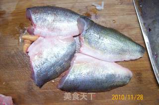 【鲈鱼精典吃法】---《酱爆大葱鲈鱼片》河鲜餐的做法步骤：13