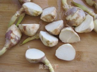 茨菇木耳炖河蚌的做法步骤：2