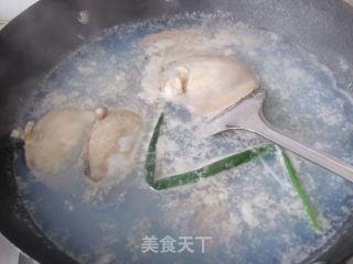 茨菇木耳炖河蚌的做法步骤：2