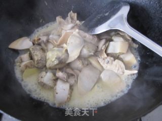 茨菇木耳炖河蚌的做法步骤：2