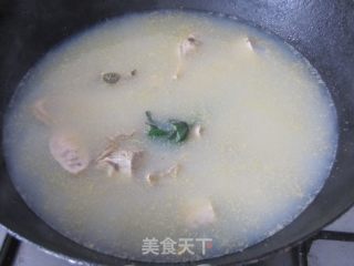 茨菇木耳炖河蚌的做法步骤：2