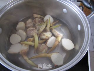 茨菇木耳炖河蚌的做法步骤：2