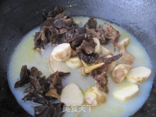 茨菇木耳炖河蚌的做法步骤：2