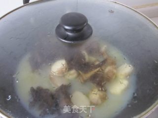 茨菇木耳炖河蚌的做法步骤：2