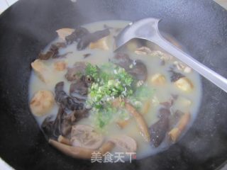 茨菇木耳炖河蚌的做法步骤：2