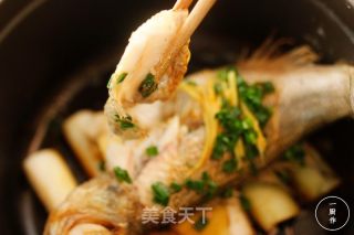 无水葱姜焗鲈鱼一厨作铸铁锅版的做法