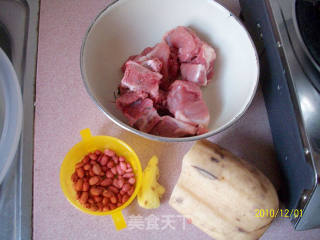 莲藕龙骨汤的做法步骤：2