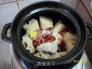 莲藕龙骨汤的做法步骤：2