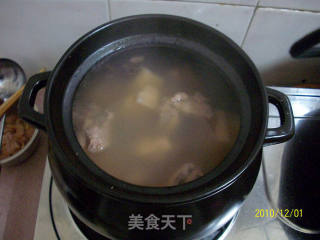 莲藕龙骨汤的做法步骤：2