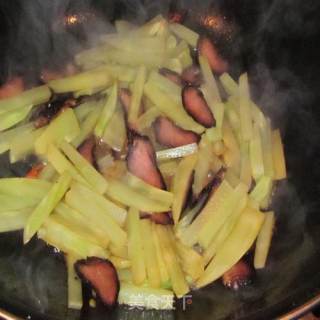私房菜“酱油肉炒双素”的做法步骤：2