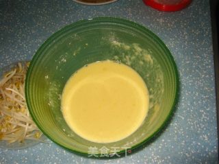 豆芽鸡蛋饼的做法步骤：2