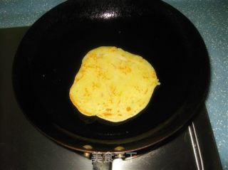 豆芽鸡蛋饼的做法步骤：2
