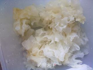 银耳雪梨水的做法步骤：4