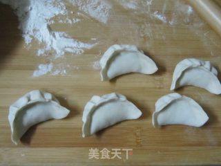 荠菜饺子的做法步骤：2