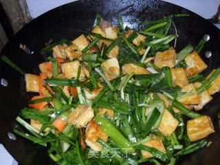 韭菜炒豆腐的做法步骤：2