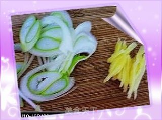 洋葱木耳炒鸡蛋的做法步骤：2