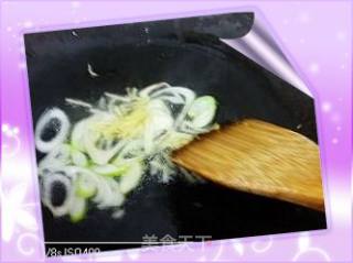 洋葱木耳炒鸡蛋的做法步骤：2
