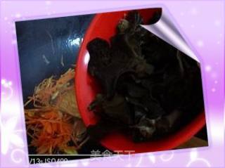 洋葱木耳炒鸡蛋的做法步骤：2