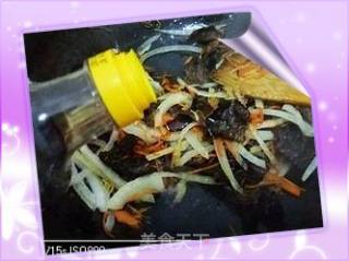 洋葱木耳炒鸡蛋的做法步骤：2