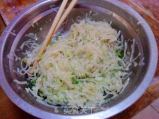 外酥里嫩——萝卜丝饼的做法步骤：4