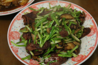 蒜苗炒广味腊肠的做法