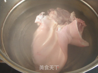 让人食指大动的下酒菜--卤猪耳朵的做法步骤：4