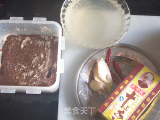 让人食指大动的下酒菜--卤猪耳朵的做法步骤：4
