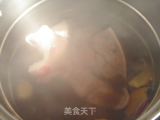 让人食指大动的下酒菜--卤猪耳朵的做法步骤：4