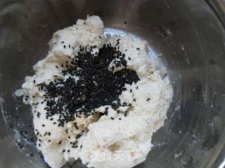 黑芝麻培根奶香花卷的做法步骤：2