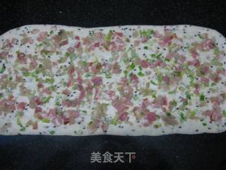 黑芝麻培根奶香花卷的做法步骤：2