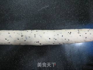 黑芝麻培根奶香花卷的做法步骤：2