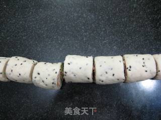 黑芝麻培根奶香花卷的做法步骤：2