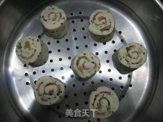 黑芝麻培根奶香花卷的做法步骤：2