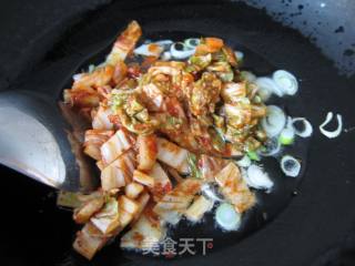 鱿鱼辣白菜炒饭的做法步骤：2